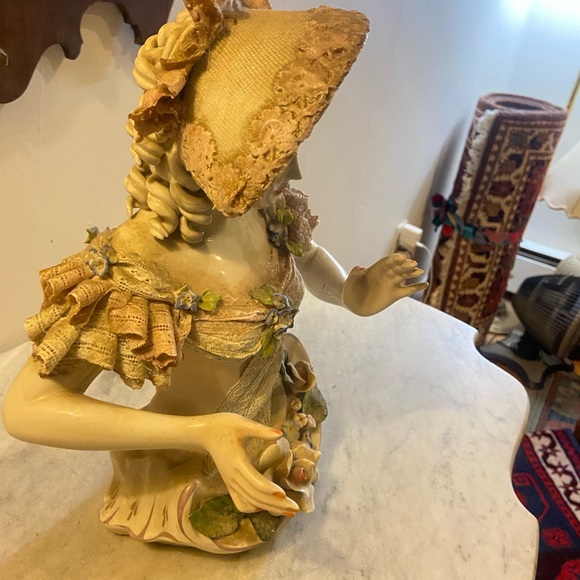 Elegant Cream and Green Porcelain Figurine - Picture 3 of 6